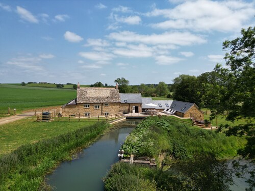 16th century converted mill in the Cotswolds with a hot tub -Little Barford Mill