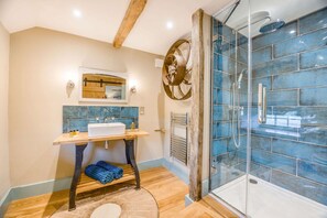 Badewanne, Regendusche, Haartrockner