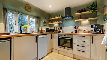 Frigorífico, horno, placa de cocina y lavavajillas