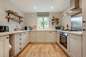 Fridge, microwave, oven, stovetop - Three bedroom dog friendly holiday cottage in the Cotswolds - Cedar Cottage (Bourton-on-the-Water)