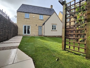 Property grounds - Three bedroom dog friendly holiday cottage in the Cotswolds - Cedar Cottage (Bourton-on-the-Water)