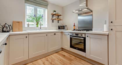 Three bedroom dog friendly holiday cottage in the Cotswolds - Cedar Cottage