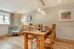 Dining - Three bedroom dog friendly holiday cottage in the Cotswolds - Cedar Cottage (Bourton-on-the-Water)