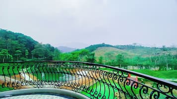 Habitación de diseño, balcón, vistas a la colina | Vistas a la colina