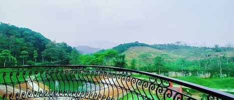 Design Room, Balcony, Hill View | Hill view
