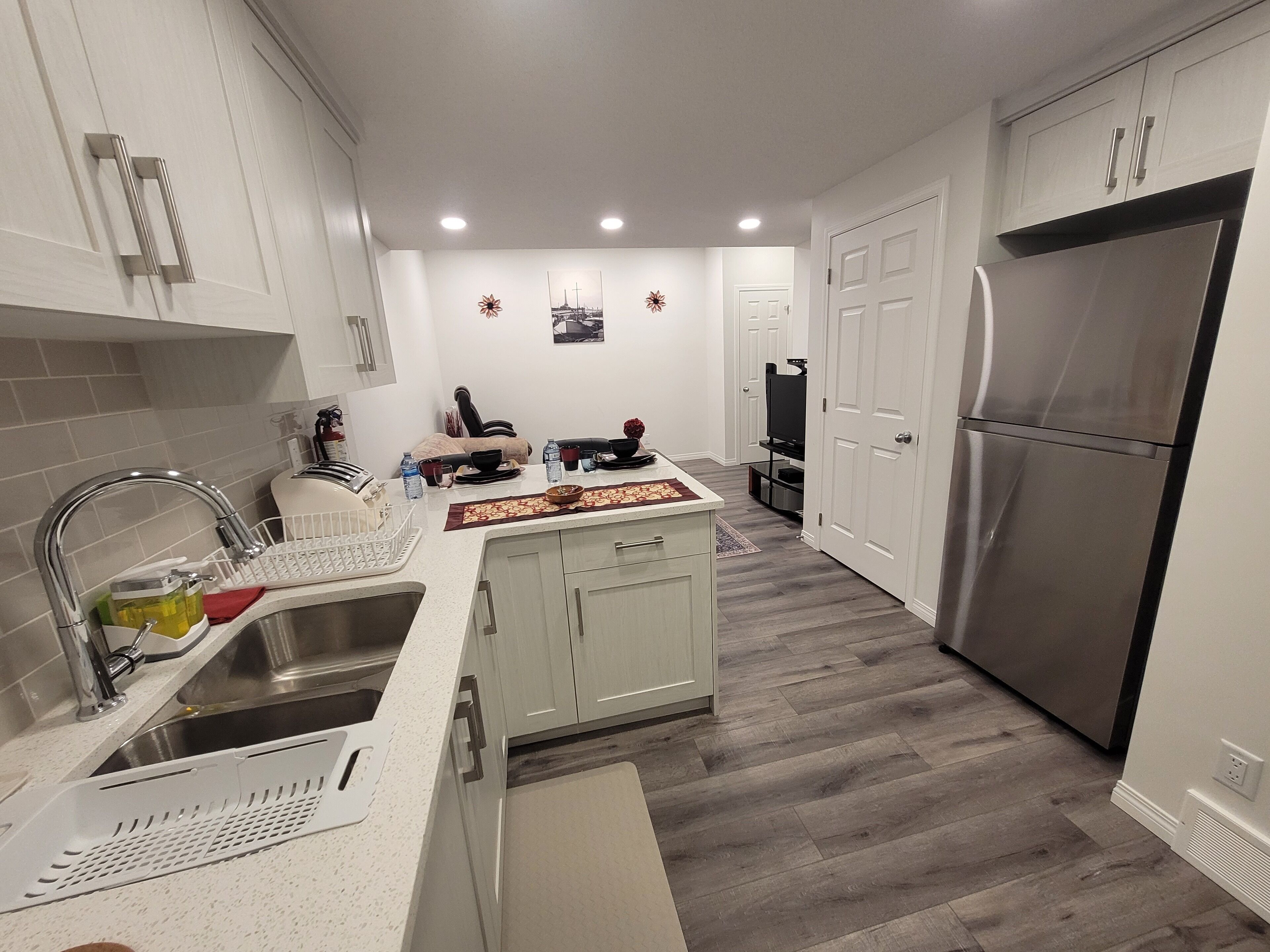 Réfrigérateur, micro-ondes, four, plaque de cuisson