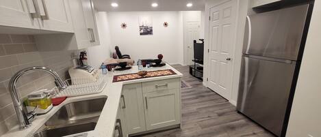 Kjøleskap, mikrobølgeovn, ovn og kokeplater