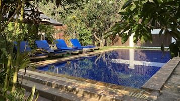 室外游泳池,池畔遮阳伞,日光浴躺椅