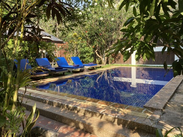 Piscine extérieure, parasols de plage, chaises longues
