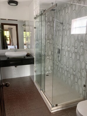 Deluxe Double Room, 1 Katil Raja (King), Non Smoking | Bilik Mandi | Pancuran mandi, hulu semburan mandi hujan, tuala disediakan, sabun 