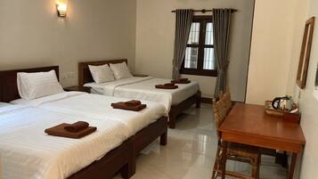 家庭三人房 | 高档床上用品、特色装修、特色家居、办公桌