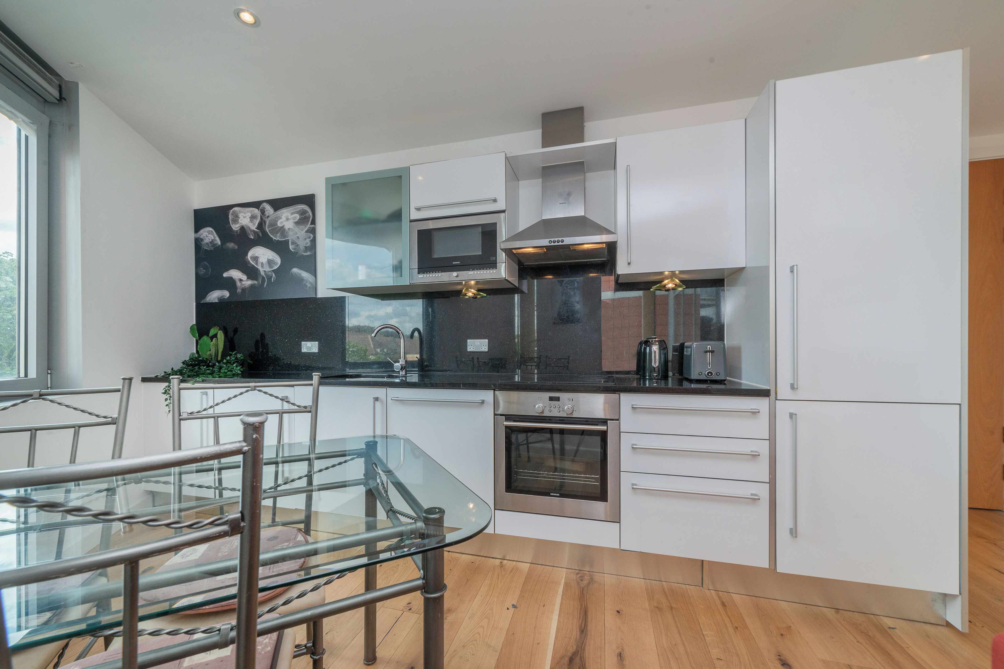 Een koelkast, een magnetron, een oven, een kookplaat