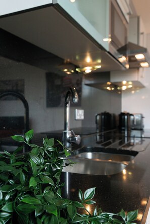 Kühlschrank, Mikrowelle, Ofen, Herdplatte