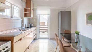 Geladeira, fogão, lava-louças, cafeteira/chaleira