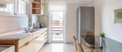 Kühlschrank, Ofen, Geschirrspüler, Wasserkocher mit Kaffee-/Teezubehör