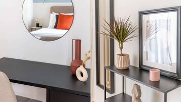 2 quartos, escrivaninha, ferros/tábuas de passar roupa