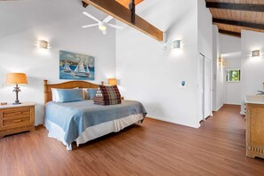 3 chambres, bureau, fer et planche à repasser, lit de bébé portatif