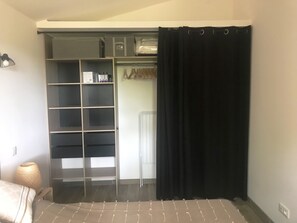 1 slaapkamer, een strijkplank/strijkijzer, reisbedje, gratis wifi