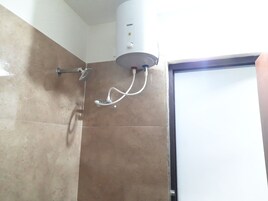 Ducha, cabezal de ducha tipo lluvia, secador de pelo, toallas