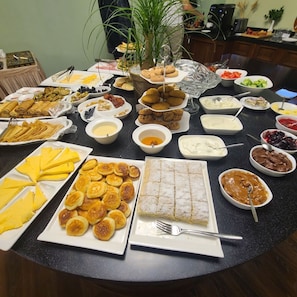 Buffet déjeuner gratuit tous les jours