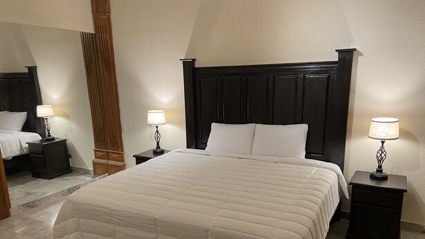Studio Suite | Premium bedding, memory foam beds, desk, laptop workspace