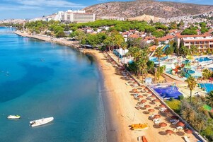 Playa privada en los alrededores, traslado desde/hacia la playa gratis