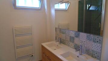 SĂšche-cheveux, serviettes fournies, savon, shampoing