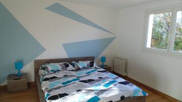 2 bedrooms, desk, iron/ironing board, travel crib