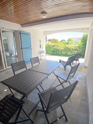 Outdoor dining - Quiet apartment CLIM private pool exclusive for travelers near BEACHES (Lattes)