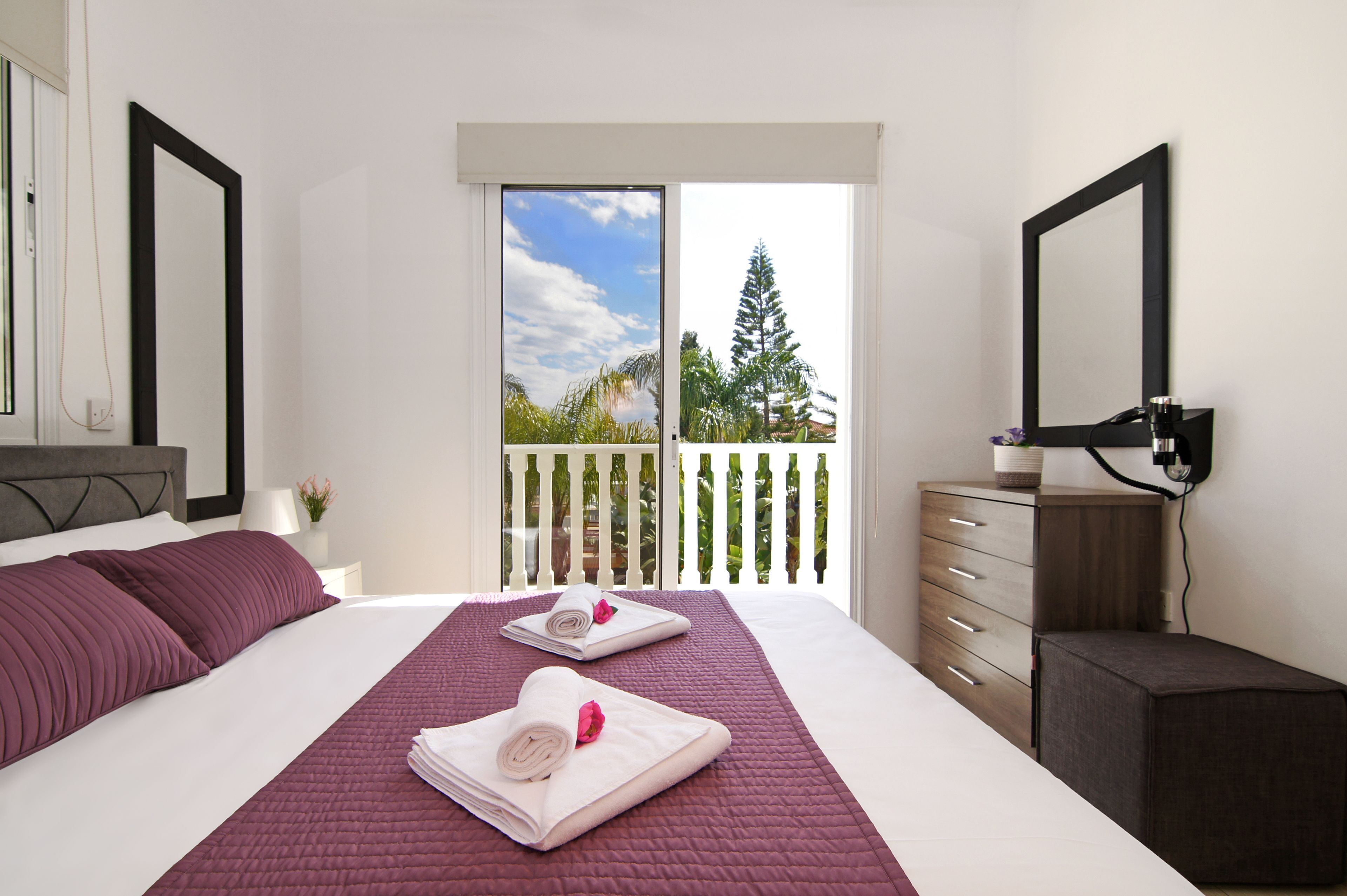 3 slaapkamers, een strijkplank/strijkijzer, internet, beddengoed