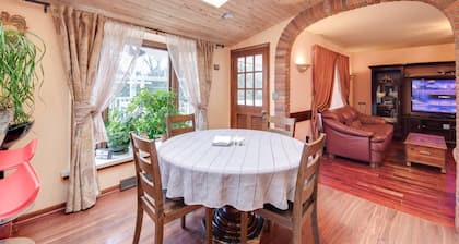 Spacious 4+2 bedroom 9 beds house with dedicated office, loft, and jacuzzi