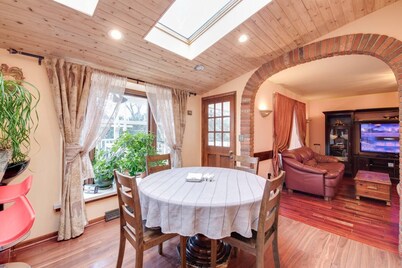 Spacious 4+2 bedroom 9 beds house with dedicated office, loft, and jacuzzi