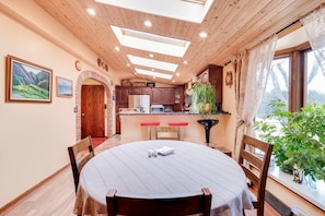 Dining - Spacious 4+2 bedroom 9 beds house with dedicated office, loft, and jacuzzi (Glendale)