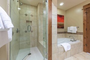 Bathtub, hair dryer, towels - Catamount Lodge 408 Fabulous 2 Bedroom (Truckee)