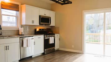 Fridge, microwave, stovetop, dishwasher
