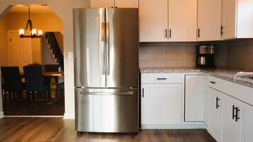 Fridge, microwave, stovetop, dishwasher