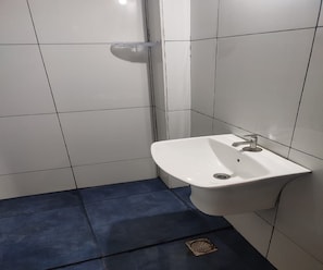 Habitación Deluxe doble | Baño | Ducha y cabezal de ducha tipo lluvia