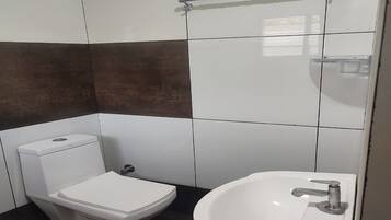 Deluxe Double Room | Bathroom | Shower, rainfall showerhead, free toiletries, heated floors