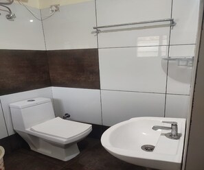 Deluxe-Doppelzimmer | Badezimmer | Dusche, Regendusche, kostenlose Toilettenartikel