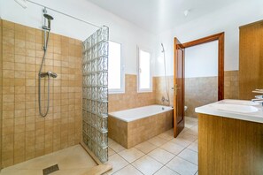 تجهيزات دش، مجففات شعر، مناشف، ورق حمّام