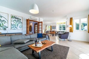 Smart-TV, Kamin, Tischtennisplatte