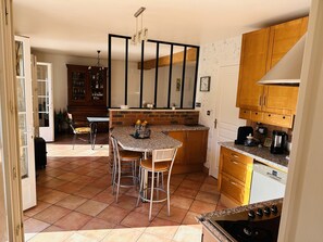 Fridge, microwave, oven, stovetop - House in Le Mans, 6 rooms, sleeps 8 (Le Mans)