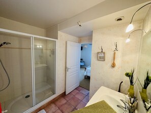 Douche, séchoir à cheveux, serviettes fournies, savon