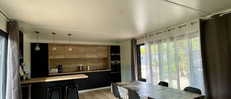 冷蔵庫、電子レンジ、オーブン、コンロ