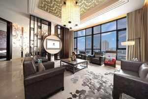 Studio Suite Presidensial | Area keluarga | Televisi LCD 42-inci dengan saluran TV kabel dan TV