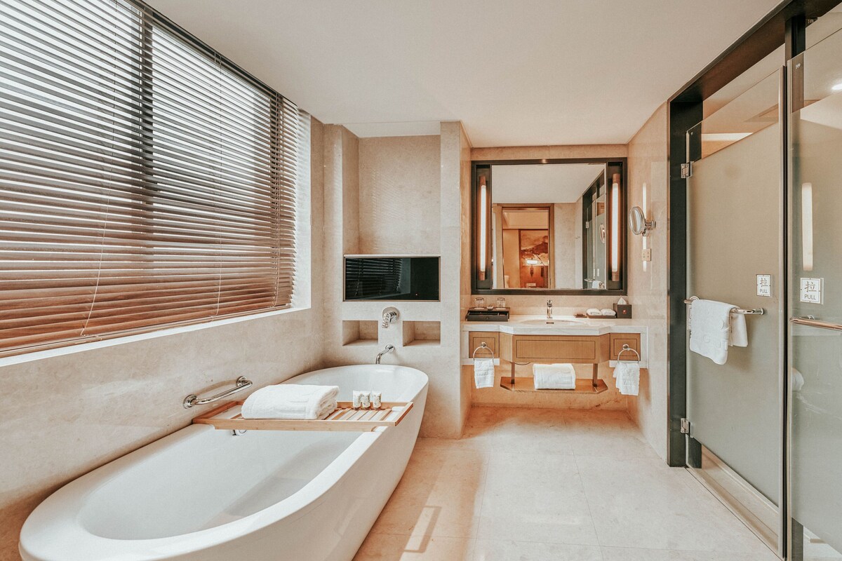 Badezimmer | Badewanne und Dusche (separat), Regendusche, kostenlose Toilettenartikel