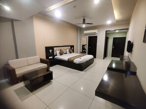 Deluxe Double Room | Bed sheets - Hotel Restandview (Anand)