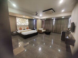 Premium Studio Suite | Bed sheets - Hotel Restandview (Anand)