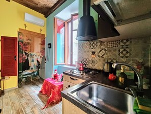 Kühlschrank, Ofen, Herdplatte, Wasserkocher mit Kaffee-/Teezubehör