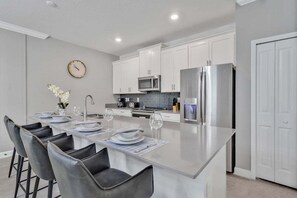 Fridge, microwave, oven, stovetop - 1144 Luxury Townhouse/Near Disney/Free Water Park (Davenport)